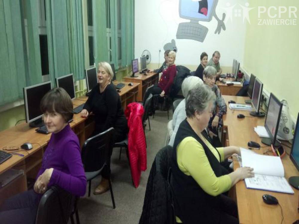 Zdjęcie: Kobiety siedzą przy stanowiskach komputerowych